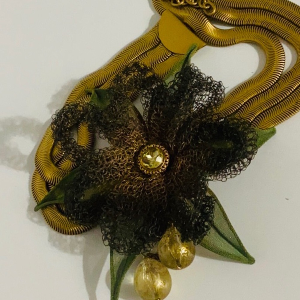 Runway Worthy Mesh Flower Necklace - Picture 4 of 5